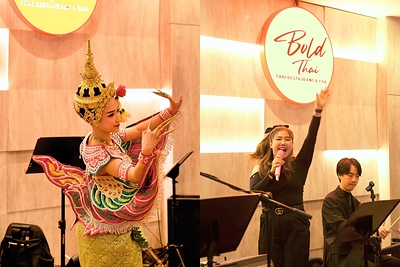 Diners were captivated by traditional Thai cultural dances, featuring the elegant Manohra Buchayan and the ceremonial Ram Sat Chatri performances. As the night progressed, a live band took the stage for two energetic sets, transitioning the atmosphere from classical grace to a contemporary celebration and keeping the energy high 