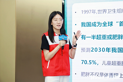 An Infinitus volunteer gives an educational presentation on Chinese-style weight management.