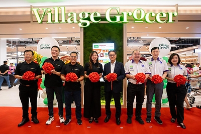 Village Grocer celebrates the opening of its newest outlet at Horizon Mall, Iskandar Puteri, Johor. (from left: Mr Jim Woon, General Manager, Horizon Hills Development Sdn Bhd; Mr Roger Ko, General Manager, Retail Malls, Gamuda Land; En. Saniman Md Apandi, Chief Operations Officer, Township, UEM Sunrise Berhad; Ms Wong Siew Lee, Chief Operating Officer, Gamuda Land; Mr Ivan Tan, Group Executive Director of The Food Purveyor; Mr Kok Kian Kee, Chief Executive Officer of The Food Purveyor; Ms Jessica Ong, Chief Operation Officer of The Food Purveyor; Mr Ong Chee Chong, Chief Merchandising Officer of The Food Purveyor)