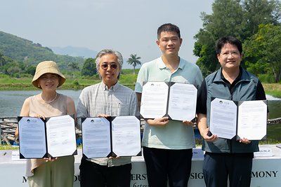 (L–R) Julia Lau Man-kwan, JP; Dr. Yin-lun Chan; Anthony Gao; and Chan Pok-chi, MH, JP, display the signed Memorandum of Understanding (MoU) at Pak Nai. (L–R) Julia Lau Man-kwan, JP; Dr. Yin-lun Chan; Anthony Gao; and Chan Pok-chi, MH, JP, display the signed Memorandum of Understanding (MoU) at Pak Nai. 