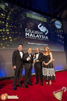 From Left: Dzariman Ibrahim (EMGS BOD), Novie Tajuddin (EMGS CEO) and Datuk Ahmad Shalimin Ahmad Shaffie (EMGS Chairman) receive the Student Support Award From Left: Dzariman Ibrahim (EMGS BOD), Novie Tajuddin (EMGS CEO) and Datuk Ahmad Shalimin Ahmad Shaffie (EMGS Chairman) receive the Student Support Award