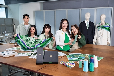 A team of teachers and students from the Bachelor of Arts (Honours) in Fashion Design programme at THEi creates the “Hong Kong’s First Five-Year Plan” team badge, designing ties and scarves for CE and his team in “Policy Address” for second year. Design team members from the left: Mr Michael CHAN Tsz-him; Ms Rainbow LEE Chui-shan; Ms Janet CHAN Mei-hang; and Ms Karen CHEUNG Kit-man. Second right: Ms Jenny CHEUNG Ling, Assistant Professor of the Department of Design and Architecture at THEi.