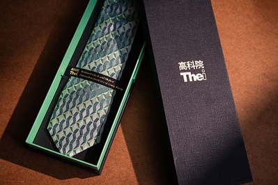 Named “Convergence Radiance,” the intricate, interwoven technological motifs in the tie design symbolise seamless connectivity between local and global networks, embodying the deep synergy among talent, education, and industry. Together they power an ever-advancing engine of innovation, charting a bright future for Hong Kong.
