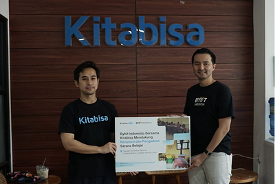 Vikra Ijas, Co-Founder and CEO of Kitabisa (left), together with Lawrence Samantha, CEO of Bybit Indonesia (right), at the signing of Bybit Indonesia's collaboration with Kitabisa to support the renovation and equipping of learning facilities at Yayasan Pendidikan Rahmat El-Manaf in Langkat, and Primary School SDN Sekoci, Sumatra. Vikra Ijas, Co-Founder and CEO of Kitabisa (left), together with Lawrence Samantha, CEO of Bybit Indonesia (right), at the signing of Bybit Indonesia's collaboration with Kitabisa to support the renovation and equipping of learning facilities at Yayasan Pendidikan Rahmat El-Manaf in Langkat, and Primary School SDN Sekoci, Sumatra.