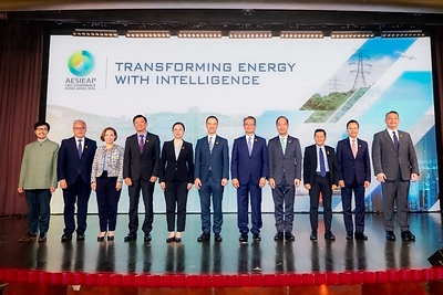 (From left) Mr Nicholas Ho Lik-chi, Commissioner for Belt and Road, Belt and Road Office, Commerce and Economic Development Bureau; Mr Poon Kwok-ying, Director of Electrical and Mechanical Services; Hon Judy Chan Ka-pui, Legislative Council Member; AESIEAP Immediate Past President and Group CEO of SP Group Mr Stanley Huang; the Director of Division of Department of Economic and Financial Affairs I of the Liaison Office of the Central People’s Government (LOCPG) in the Hong Kong Special Administrative Region Ms Yu Jin; AESIEAP President and CLP Power Managing Director Mr Joseph Law; the Financial Secretary of the Hong Kong Special Administrative Region, the Honourable Paul Chan Mo-po; CLP Holdings Chief Executive Officer Mr T.K. Chiang; Executive Vice President of Transmission for Sumatera, Java, Madura, and Bali of PT PLN (Persero) Mr Tejo Wihardiyono; Hon Chan Siu-hung, Legislative Council Member; and Hon Jonathan Stuart Lamport, Legislative Council Member took a group photo at AESIEAP CEO Conference 2026. (From left) Mr Nicholas Ho Lik-chi, Commissioner for Belt and Road, Belt and Road Office, Commerce and Economic Development Bureau; Mr Poon Kwok-ying, Director of Electrical and Mechanical Services; Hon Judy Chan Ka-pui, Legislative Council Member; AESIEAP Immediate Past President and Group CEO of SP Group Mr Stanley Huang; the Director of Division of Department of Economic and Financial Affairs I of the Liaison Office of the Central People’s Government (LOCPG) in the Hong Kong Special Administrative Region Ms Yu Jin; AESIEAP President and CLP Power Managing Director Mr Joseph Law; the Financial Secretary of the Hong Kong Special Administrative Region, the Honourable Paul Chan Mo-po; CLP Holdings Chief Executive Officer Mr T.K. Chiang; Executive Vice President of Transmission for Sumatera, Java, Madura, and Bali of PT PLN (Persero) Mr Tejo Wihardiyono; Hon Chan Siu-hung, Legislative Council Member; and Hon Jonathan Stuart Lamport, Legislative Council Member took a group photo at AESIEAP CEO Conference 2026.