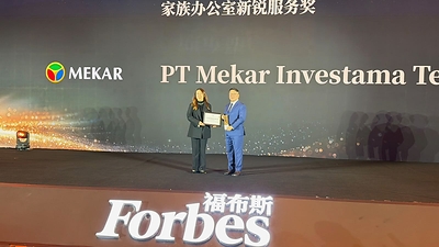 Leonard Lee, Chief Commercial Officer of PT Mekar Investama Teknologi, during the award presentation at the 2025 Forbes China New-Edge Family Office Selection in Shanghai, China.