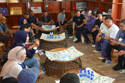 Grassroots officials from China and Indonesia engage in a dialogue at the village library in Manzhao Village Group, Xishuangbanna Prefecture (Photo: Xie Wen) Grassroots officials from China and Indonesia engage in a dialogue at the village library in Manzhao Village Group, Xishuangbanna Prefecture (Photo: Xie Wen)