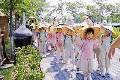Children take a study tour at Qingdao Dengta Flavoring and Food Co., Ltd.