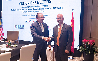 Malaysian Prime Minister Anwar Ibrahim (left) meets Li Haiping, chairman and CEO of Rianlon Corp, at the Shanghai Cooperation Organization Summit 2025 in Tianjin. Malaysian Prime Minister Anwar Ibrahim (left) meets Li Haiping, chairman and CEO of Rianlon Corp, at the Shanghai Cooperation Organization Summit 2025 in Tianjin.