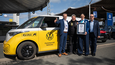 Petr Cajka, Sales & Marketing Director Europe, Giti Tire; Rainer Zietlow; Lena Kuhlmann, Official Adjudicator for Guinness World Records; Lars Krause, Head of Sales & Marketing, VWCV.