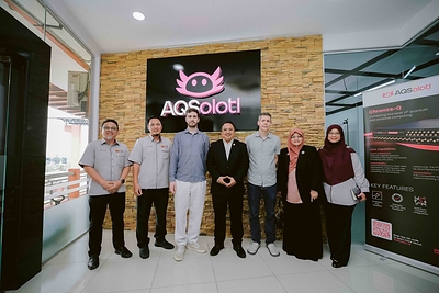 AQSolotl, a spin-off company from Singapore’s quantum ecosystem in collaboration with UTM performs research, development and commercialization of quantum computer controllers in Johor Bahru. AQSolotl, a spin-off company from Singapore’s quantum ecosystem in collaboration with UTM performs research, development and commercialization of quantum computer controllers in Johor Bahru.