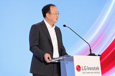 LG Innotek CEO Moon Hyuksoo delivers a congratulatory speech at the 10th anniversary ceremony of LG Innotek’s Vietnam production subsidiary in Hai Phong. LG Innotek CEO Moon Hyuksoo delivers a congratulatory speech at the 10th anniversary ceremony of LG Innotek’s Vietnam production subsidiary in Hai Phong.