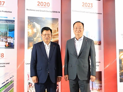 Recently, Hai Phong Deputy Mayor Le Trung Kien (left) and LG Innotek CEO Moon Hyuksoo (right) pose for a commemorative photo at the 10th anniversary ceremony of LG Innotek’s Vietnam production subsidiary. Recently, Hai Phong Deputy Mayor Le Trung Kien (left) and LG Innotek CEO Moon Hyuksoo (right) pose for a commemorative photo at the 10th anniversary ceremony of LG Innotek’s Vietnam production subsidiary.