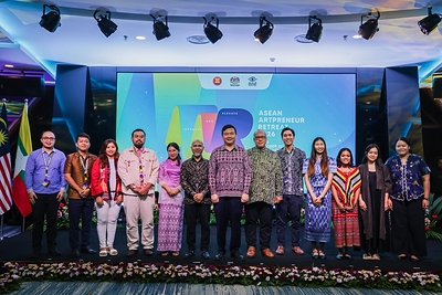 The Honourable Chiew Choon Man, Deputy Minister of Tourism, Arts and Culture; Dr. Jalaini bin Abu Hassan, Chairman of the National Visual Arts Development Board (NVADB); and Amerrudin Ahmad, Director-General of NVADB, with participants of the ASEAN Artpreneur Retreat 2026 (AAR 2026) at the opening ceremony held at HEMISFERA Luxury Sky Hall, Menara Kuala Lumpur.
