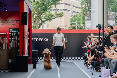 Ollie Bearman and Finley showcase VETRESKA’s Circuit Collection during the pet fashion runway