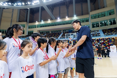 Chinese basketball star Ding Yanyuhang led a professional training session and interacted with the participants.