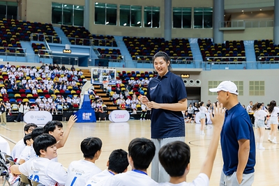 Chinese national women's basketball team member Zhang Ziyu led a professional training session and interacted with the participants.