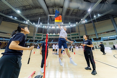 A group of young people participated in a professional fitness assessment and basketball clinic led by NBA coaches, receiving professional instruction such as footwork, ball handling, and offensive and defensive techniques.