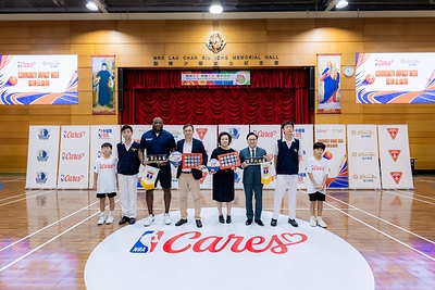 Representatives from Sands China and NBA Cares exchange souvenirs with representatives from Yuet Wah College and Colégio Dom Bosco (Yuet Wah).