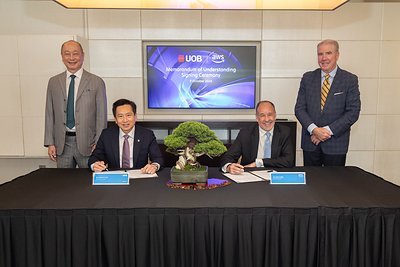 Mr Lawrence Goh, Head of Group Technology and Operations, UOB (seated left) and Mr Jaime Vallés, Vice President & Managing Director for APAC, AWS (seated right) signed an MoU today to explore AI-driven banking innovation across ASEAN. The MoU signing was witnessed by Mr Wee Ee Cheong, Deputy Chairman and CEO, UOB (standing left) and Mr Greg Pearson, Vice President of Global Sales, AWS (standing right).