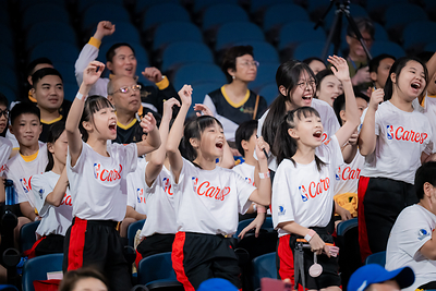 Players and coaches from the Dallas Mavericks and Houston Rockets lead local students in a basketball clinic on the NBA court at The Venetian Arena, providing skills demonstrations and hands-on coaching. The activity offered Macao youth a valuable opportunity to learn directly from world-class basketball professionals, enhancing their skills, broadening their horizons and inspiring them to pursue their dreams.