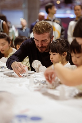 Following his participation in the Impact Week last year, Sands Global Ambassador Sir David Beckham engages with families from Macao’s social service organisations, including the Macau Tung Sin Tong Charitable Society, the Macao Federation of Trade Unions, the General Union of Neighbourhood Associations of Macau, and The Women’s General Association of Macau. Alongside families of Sands China team members and Sands Cares Ambassadors, they took part in family-friendly activities, sharing joy and laughter together. 