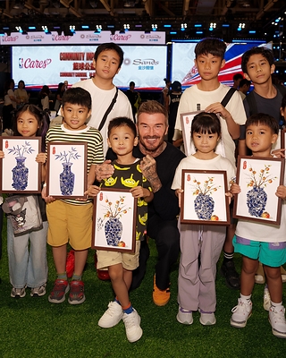 Following his participation in the Impact Week last year, Sands Global Ambassador Sir David Beckham engages with families from Macao’s social service organisations, including the Macau Tung Sin Tong Charitable Society, the Macao Federation of Trade Unions, the General Union of Neighbourhood Associations of Macau, and The Women’s General Association of Macau. Alongside families of Sands China team members and Sands Cares Ambassadors, they took part in family-friendly activities, sharing joy and laughter together. 