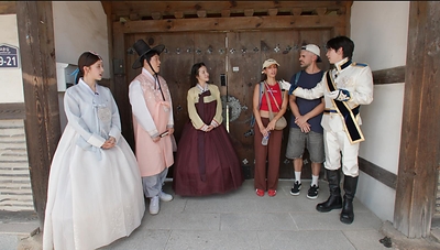 Broadcaster Kwon Hyuk-soo, singer Yujeong and Harin of the global K-pop group KIIRAS talking with foreign tourists from Italy at Gyochon Village in Gyeongju, the millennial ancient capital. Photo: Arirang International Broadcasting Broadcaster Kwon Hyuk-soo, singer Yujeong and Harin of the global K-pop group KIIRAS talking with foreign tourists from Italy at Gyochon Village in Gyeongju, the millennial ancient capital. Photo: Arirang International Broadcasting