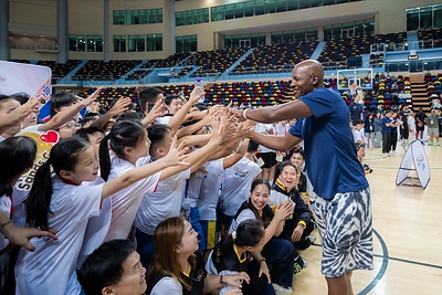 200 young participants from the Greater Bay Area and Hainan province take part in Youth Day, the first event of the NBA Cares x Sands Cares Community Impact Week 2026, at the Macao East Asian Games Dome Oct. 7. They engaged in basketball training, interactive exchange activities and friendly matches under the guidance of NBA legend Ray Allen and coaches. The event aimed to foster connections and friendships among young people across the Greater Bay Area through sport. 200 young participants from the Greater Bay Area and Hainan province take part in Youth Day, the first event of the NBA Cares x Sands Cares Community Impact Week 2026, at the Macao East Asian Games Dome Oct. 7. They engaged in basketball training, interactive exchange activities and friendly matches under the guidance of NBA legend Ray Allen and coaches. The event aimed to foster connections and friendships among young people across the Greater Bay Area through sport.