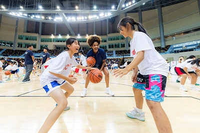 200 young participants from the Greater Bay Area and Hainan province take part in Youth Day, the first event of the NBA Cares x Sands Cares Community Impact Week 2026, at the Macao East Asian Games Dome Oct. 7. They engaged in basketball training, interactive exchange activities and friendly matches under the guidance of NBA legend Ray Allen and coaches. The event aimed to foster connections and friendships among young people across the Greater Bay Area through sport. 200 young participants from the Greater Bay Area and Hainan province take part in Youth Day, the first event of the NBA Cares x Sands Cares Community Impact Week 2026, at the Macao East Asian Games Dome Oct. 7. They engaged in basketball training, interactive exchange activities and friendly matches under the guidance of NBA legend Ray Allen and coaches. The event aimed to foster connections and friendships among young people across the Greater Bay Area through sport.