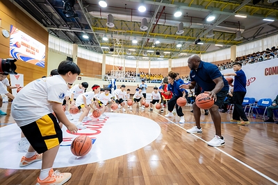 NBA legend Mitch Richmond and coaches engage with local students at Yuet Wah College, Macau Oct. 9 for a basketball clinic and a Chinese calligraphy experience on School Day, the third event of the Impact Week. The event offered students a valuable opportunity to learn first-hand from world-class basketball professionals while promoting cultural exchange between East and West. Approximately 600 people participated in the day’s activities. NBA legend Mitch Richmond and coaches engage with local students at Yuet Wah College, Macau Oct. 9 for a basketball clinic and a Chinese calligraphy experience on School Day, the third event of the Impact Week. The event offered students a valuable opportunity to learn first-hand from world-class basketball professionals while promoting cultural exchange between East and West. Approximately 600 people participated in the day’s activities.