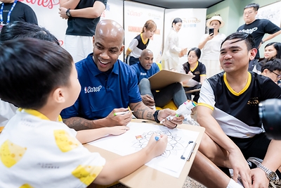 NBA legends Stephon Marbury and Cuttino Mobley, and executives from Las Vegas Sands and Sands China, prepare and distribute 200 boxed lunches to people in need in Macao Oct. 10 at the Happy Kitchen social enterprise for Health and Wellness Day, the fourth event of the Impact Week. NBA legends Stephon Marbury and Cuttino Mobley, and executives from Las Vegas Sands and Sands China, prepare and distribute 200 boxed lunches to people in need in Macao Oct. 10 at the Happy Kitchen social enterprise for Health and Wellness Day, the fourth event of the Impact Week.