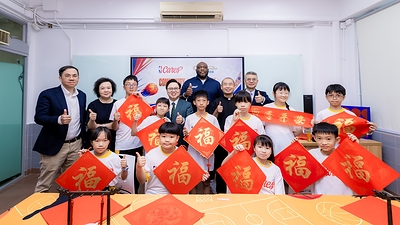 NBA legend Mitch Richmond and coaches engage with local students at Yuet Wah College, Macau Oct. 9 for a basketball clinic and a Chinese calligraphy experience on School Day, the third event of the Impact Week. The event offered students a valuable opportunity to learn first-hand from world-class basketball professionals while promoting cultural exchange between East and West. Approximately 600 people participated in the day’s activities. NBA legend Mitch Richmond and coaches engage with local students at Yuet Wah College, Macau Oct. 9 for a basketball clinic and a Chinese calligraphy experience on School Day, the third event of the Impact Week. The event offered students a valuable opportunity to learn first-hand from world-class basketball professionals while promoting cultural exchange between East and West. Approximately 600 people participated in the day’s activities.