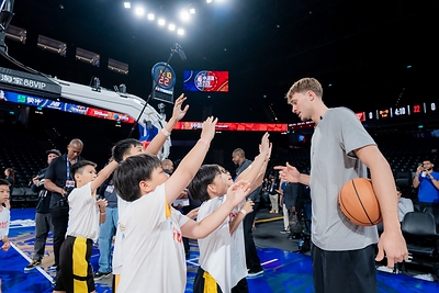 Current players from the Dallas Mavericks and Houston Rockets join local students at The Venetian Arena Oct. 8 for a basketball clinic and to assemble goodie bags on Tip-Off Day, the second event of the Impact Week. The event attracted approximately 400 participants, including representatives from various organisations and local and international media outlets. Current players from the Dallas Mavericks and Houston Rockets join local students at The Venetian Arena Oct. 8 for a basketball clinic and to assemble goodie bags on Tip-Off Day, the second event of the Impact Week. The event attracted approximately 400 participants, including representatives from various organisations and local and international media outlets.