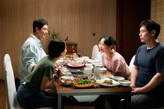 Jeon Do-yeon, Sul Kyung-gu, Zo In-sung, and Cho Yeo-jeong sitting around a dining table filled with various Korean dishes, engaging in conversation.