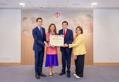 HA Chairman Mr Henry Fan (second right) and Chief Executive Dr Libby Lee (first right) presented certificates of appreciation to Ms Nikki Ng, Director of Philanthropy of Sino Group and Director of the Ng Teng Fong Charitable Foundation (second left), and Mr David Ng, Deputy Chief Executive Officer of Sino Group and Director of the Ng Teng Fong Charitable Foundation (first left).