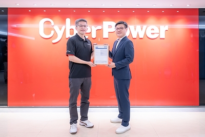 Maxi Tsai (right), General Manager of DEKRA APAC DTS and Onward Security, presents the IEC 62443-4-1 industrial cybersecurity certificate to Hundry Chien (left), Assistant Vice President of CyberPower’s Data Center Development Division.