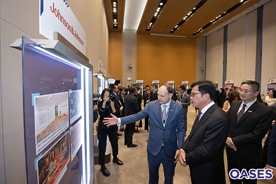 The Deputy Financial Secretary, Mr. Michael Wong (centre), and Mr. Donatas Grabliauskas, General Manager, Johnson & Johnson Innovative Medicine Hong Kong & Macau (left). Photo credit: OASES.