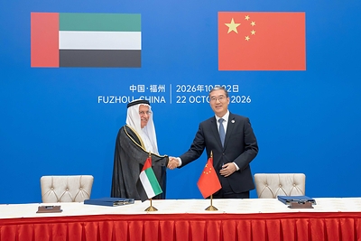 H.E. Mohamed Omran Al Shamsi, Special Advisor to H.H Sheikh Saud bin Saqr Al Qasimi, UAE Supreme Council Member and Ruler of Ras Al Khaimah, and Zhao Zenglian, Member of the Standing Committee of the CPC Fujian Provincial Committee, Vice Governor of Fujian Provincial People's Government, sign the Agreement on the Establishment of Friendship Emirate and Province Relationship.