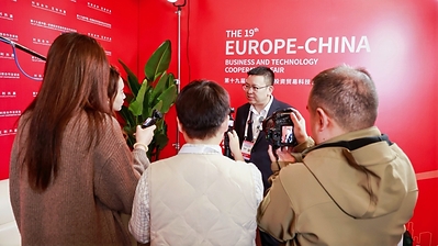 Dr. Qin Xingjiong, Founder of LivingPHOENIX Regenerative Technology, Discusses the “Global Debut” of Third-Generation Triple-Helix Biomimetic Collagen Medical Devices in an Exclusive Interview Dr. Qin Xingjiong, Founder of LivingPHOENIX Regenerative Technology, Discusses the “Global Debut” of Third-Generation Triple-Helix Biomimetic Collagen Medical Devices in an Exclusive Interview