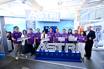 Hong Kong SAR Government officials visited ASTRI’s booth at InnoCarnival and took a group photo alongside ASTRI representatives. They included Mr Paul Chan, Financial Secretary (sixth from right); Prof Dong Sun, Secretary for Innovation, Technology and Industry (sixth from left); Mr Kevin Choi, Permanent Secretary for Innovation, Technology and Industry (fifth from right); Ms Lillian Cheong, Under Secretary for Innovation Technology and Industry (fourth from right); and Mr Ivan KB Lee, Commissioner for Innovation and Technology (third from right). Joining the photo were Architect So Ching, a member of Board of Directors, ASTRI (fifth from left), Dr Ying Huang, Chief Technology Officer, ASTRI (far right), and Dr Tracy Liu, Deputy Chief Technology Officer, ASTRI (second from left). Hong Kong SAR Government officials visited ASTRI’s booth at InnoCarnival and took a group photo alongside ASTRI representatives. They included Mr Paul Chan, Financial Secretary (sixth from right); Prof Dong Sun, Secretary for Innovation, Technology and Industry (sixth from left); Mr Kevin Choi, Permanent Secretary for Innovation, Technology and Industry (fifth from right); Ms Lillian Cheong, Under Secretary for Innovation Technology and Industry (fourth from right); and Mr Ivan KB Lee, Commissioner for Innovation and Technology (third from right). Joining the photo were Architect So Ching, a member of Board of Directors, ASTRI (fifth from left), Dr Ying Huang, Chief Technology Officer, ASTRI (far right), and Dr Tracy Liu, Deputy Chief Technology Officer, ASTRI (second from left).