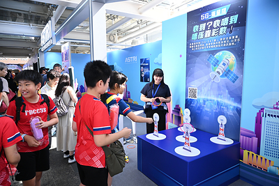 ASTRI showcases a range of cutting-edge technologies and practical solutions at InnoCarnival, attracting numerous members of the public to explore the exhibits and participate in interactive games. ASTRI showcases a range of cutting-edge technologies and practical solutions at InnoCarnival, attracting numerous members of the public to explore the exhibits and participate in interactive games.