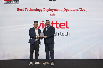 A representative of Viettel High Tech receives the award from the organizers of the Telecom Review Excellence Awards 2026