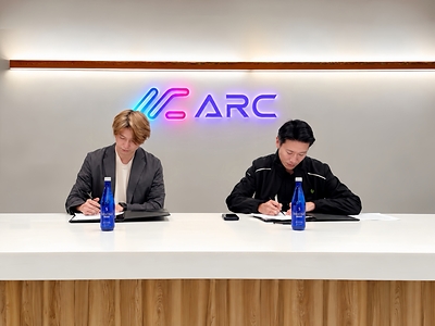 ARC Cloud Board of Directors Member Adam Huang (left) and Compal Electronics Chief Strategy Officer Douglass Chen sign a strategic partnership MOU during the 2026 OCP Global Summit to advance large-scale AI infrastructure development