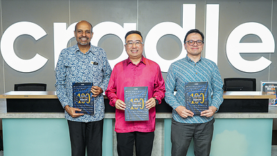 Unveiling of Malaysia Top 100 Startups – 2026 Edition. From left: Dato’ Ts. Dr. Nagulendran Kangayatkarasu, Secretary General of MOSTI, YB Datuk Chang Lih Kang, Minister of MOSTI and Norman Matthieu Vanhaecke, Group CEO of Cradle.
