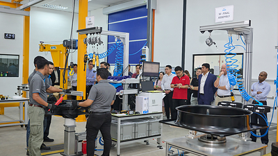 Guests tour the new Air Technology Hub and learn about its local assembly, IoT programming, warehousing and customer training capabilities. Guests tour the new Air Technology Hub and learn about its local assembly, IoT programming, warehousing and customer training capabilities.