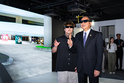 The Taikoo Learning Centre features an advanced immersive experience room. Users can seamlessly immerse themselves in cutting-edge teaching and industrial scenarios with 3D glasses in the Immersive Experience Room, unlocking a look at the “future workplace.”