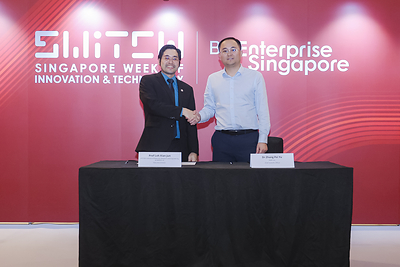 Prof. Loh Xian Jun, Executive Director of A*STAR IMRE & MARVEL-AI, and Dr. Peiyu Zhang, CSO of XtalPi, at the MOU signing ceremony