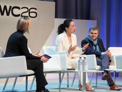 Fang Fei, President of Products at HONOR expressed her views about the convergence of AI, devices and connectivity. (PRNewsfoto/Honor Device Co., Ltd)