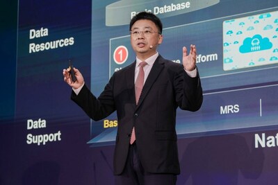 Huawei's Saeed Xia presents onstage at MWC 2026 (PRNewsfoto/SmartCitiesWorld)